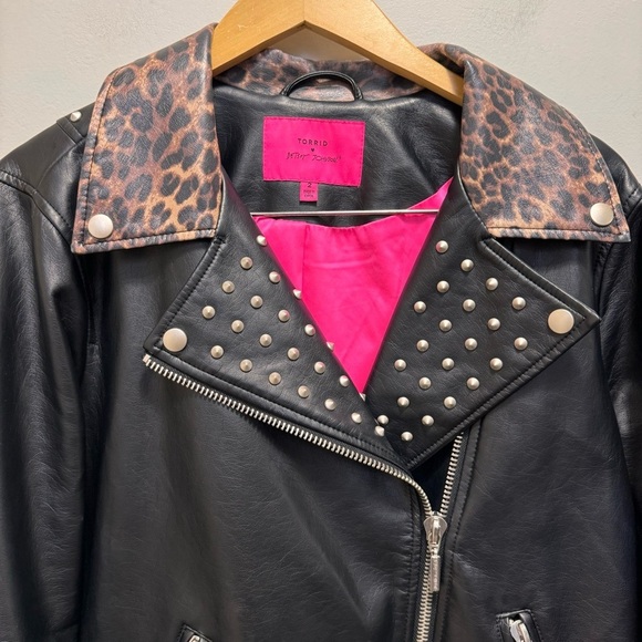 Torrid Betsey Johnson Black Faux Leather Leopard Trim Moto Jacket Size 2x - Picture 6 of 15